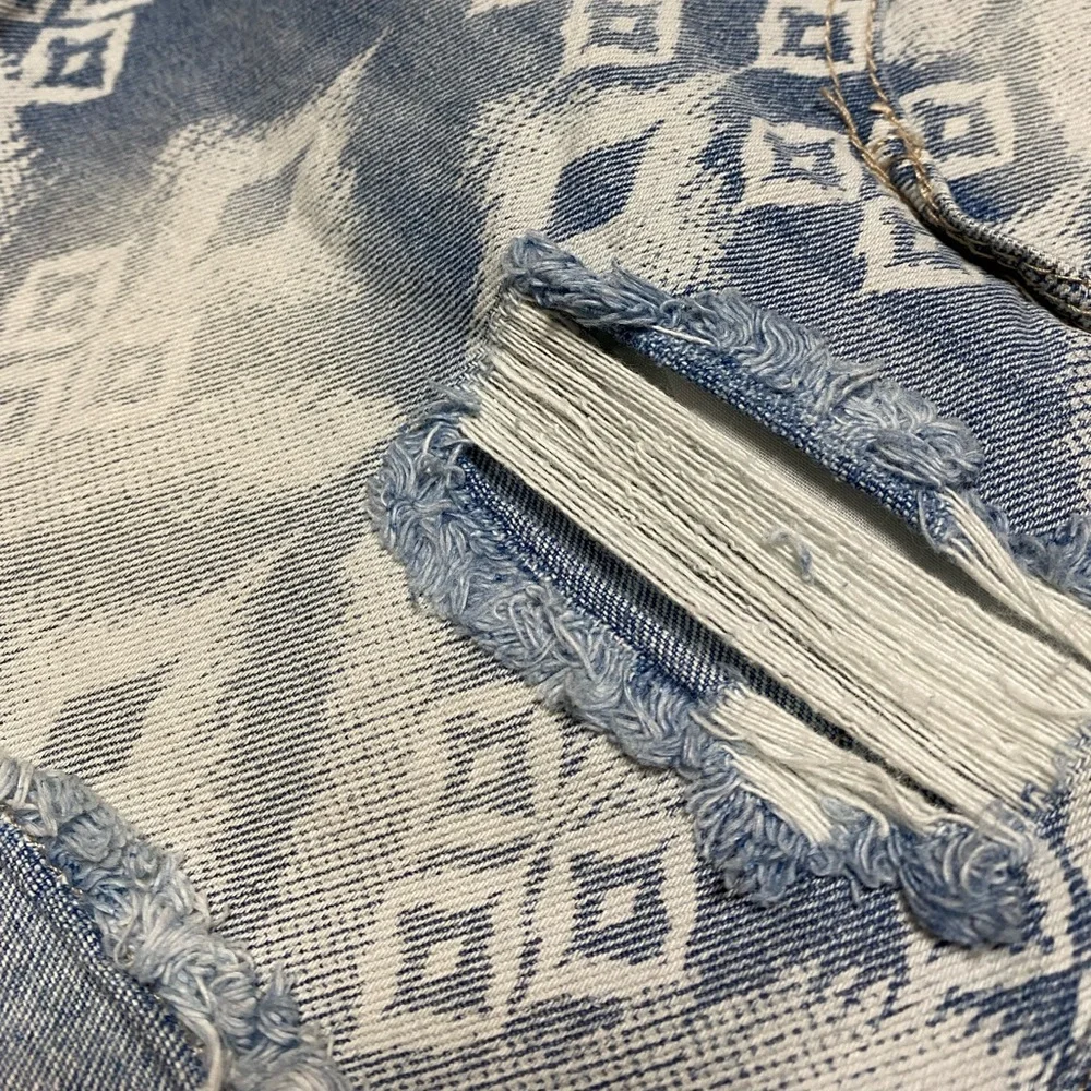 Altar’d State Jean Shorts Women’s 26/3 Light Wash Bleached Diamond Printed Denim